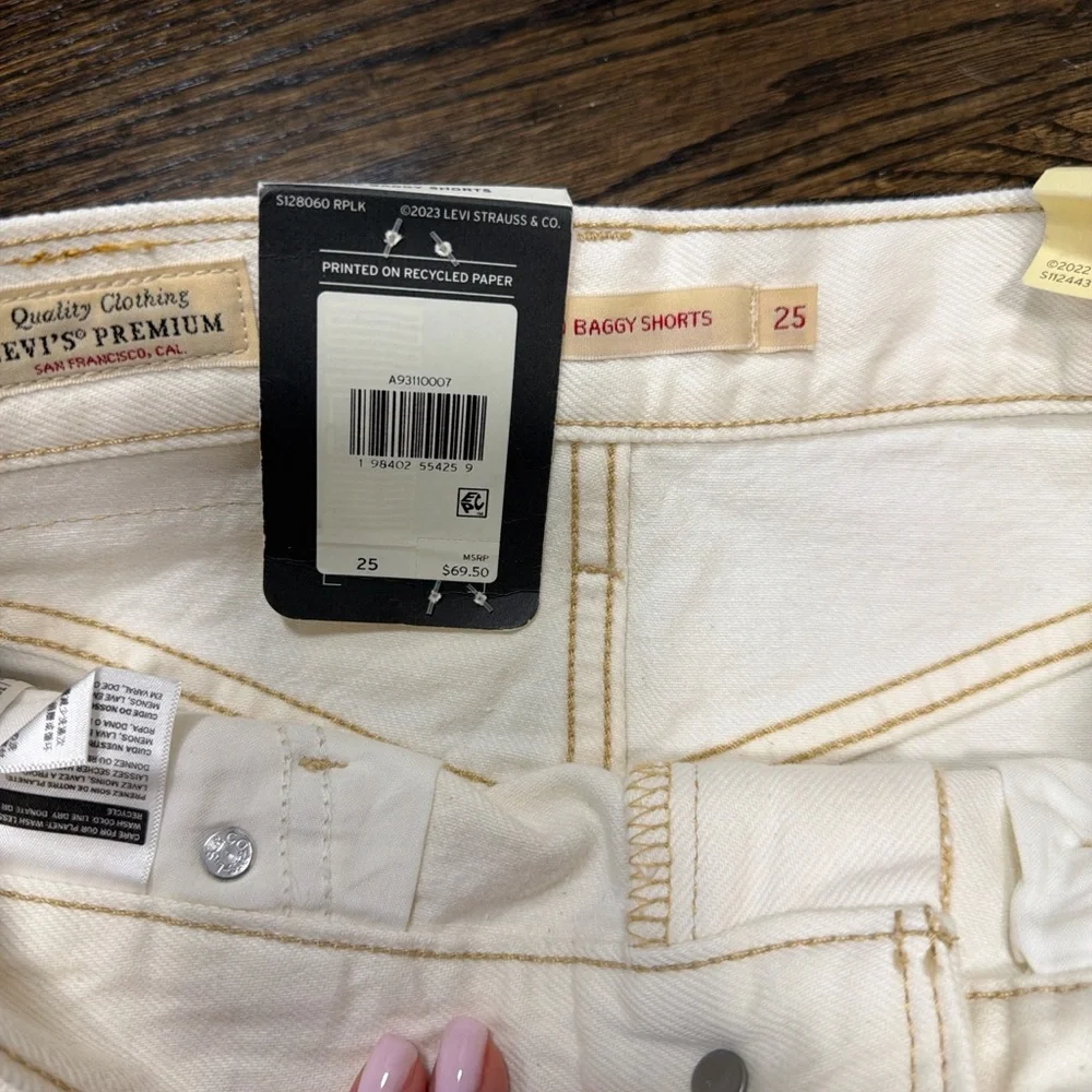 Levi's® HIGH RISE BAGGY WOMEN'S SHORTS Size 25